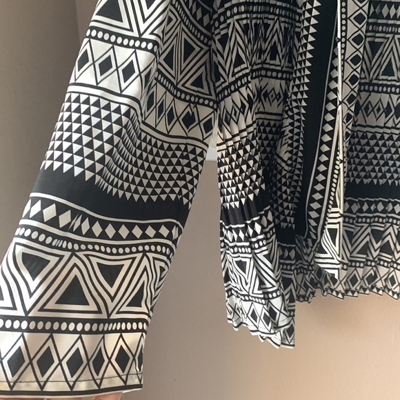 CHICO’S Geometric Print Black and White Pleated Jacket - Picture 4 of 6